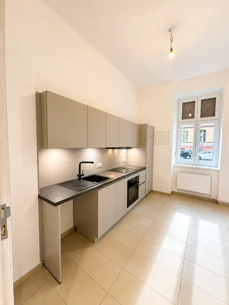 Frisch sanierte 2 Zimmerwohnung mit Badewanne und Einbauküche — photo 1